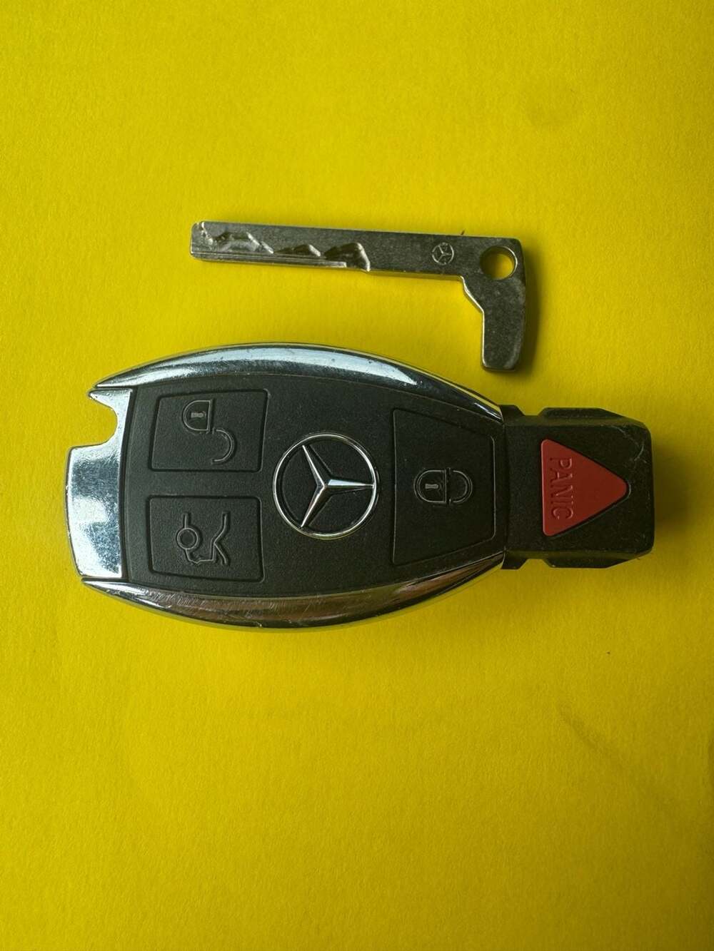 Genuine Mercedes-Benz OEM FBS4 Smart Key, FCC ID IYZDC12K, 315 MHz